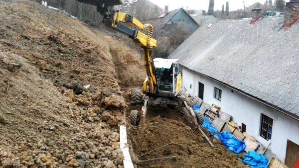 terénní úpravy pozemku ve svahu, zemní práce, výkopové práce, 